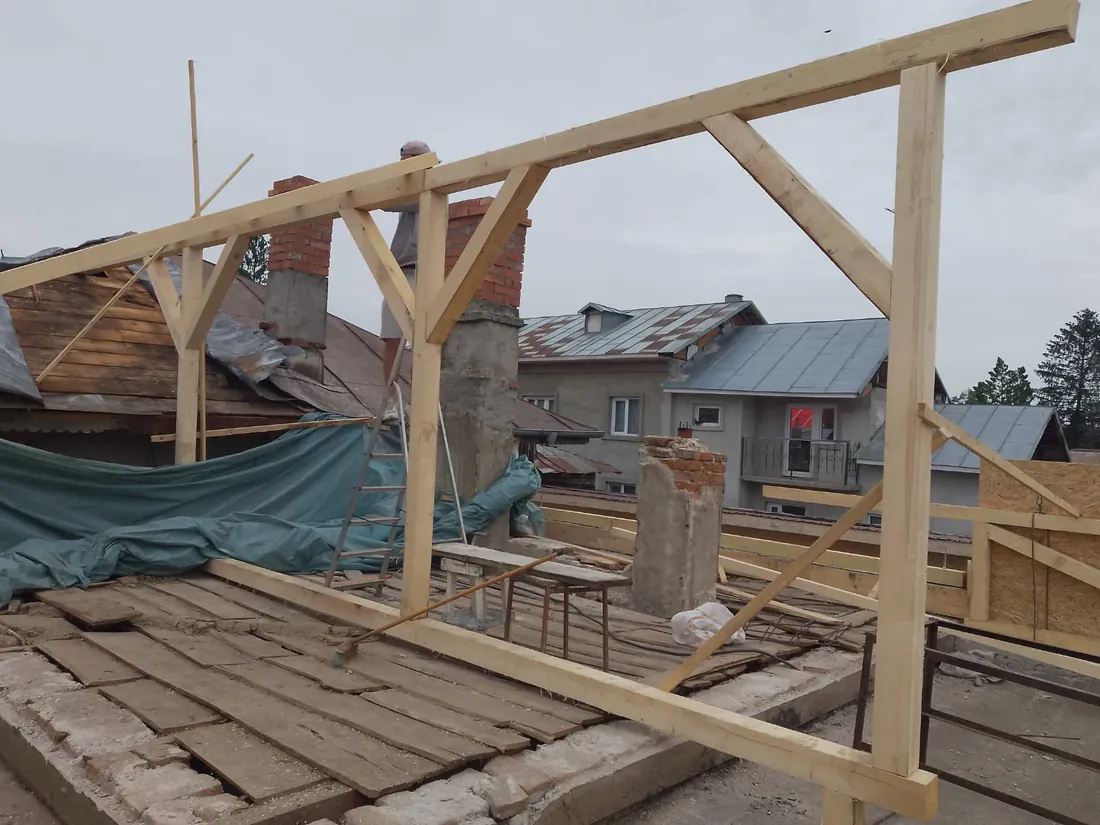 Construcție șarpantă din lemn